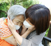 모녀간 대면 면회에 눈물바다가 된 칠곡요양원
