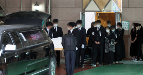 “부디 하늘에서는 편안하길”···광주 건물붕괴사고 희생자 첫 발인