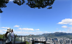 저 멀리 산도 손에 닿을듯 청명한 서울 하늘