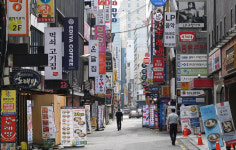 거리두기 4단계 격상 첫날···텅 빈 먹자골목