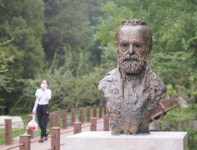 英·佛이 약탈 빅토르 위고의 글 새겨···후손 이름으로 파괴자 비판