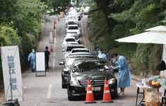 장사진 이룬 드라이브스루 임시선별검사소