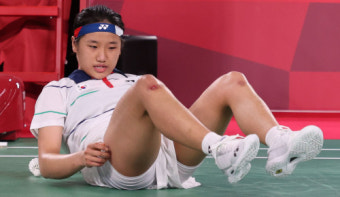 상처투성이 무릎으로 투혼···넘어져도 또 일어난 '오뚝이' 안세영 [도쿄 올림픽]