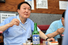 윤석열, 돼지국밥에 대선 소주 마시자 최민희 나는 술이야, 맨날 술이야 노래가