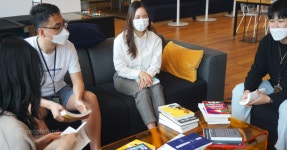 [다독다독 더 행복한 일터]피플펀드, 책 구매 무제한 지원...독서를 소통과 성장 밑거름으로