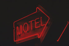 대낮 모텔 뛰어다니며 욕설 40대 여성 체포