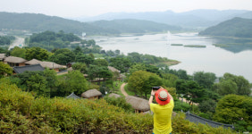 [休]수몰 마을, 뭍이 그리워 물에서 올라오다