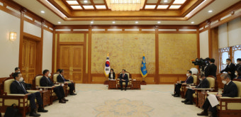 中 왕이 “한반도 정세 갈림길···평화 기대 포기해선 안 돼”