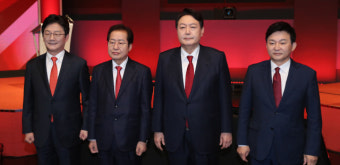'개 사과 사진' 일파만파···또 고개 숙인 윤석열