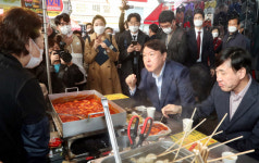 의정부 시장 방문한 윤석열 떡볶이 먹으며 상인들과 대화