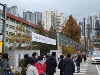 간절함 속 치러진 ‘두번째 코로나 수능’···“제발 준비한 만큼만”