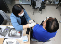 부스터샷 맞고 오미크론에 뚫리자···물백신 강요말라