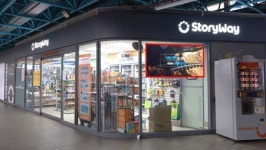 인터브리드 ‘튠(TUNE)’, 코레일유통과 손잡고 서울역 등 80개 역사 ‘스토리웨이’서 유리창 광고 선보여