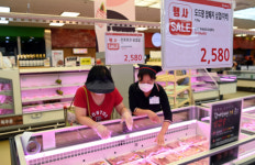 설 앞두고 국내산 둔갑 곶감·돼지고기 잡는다