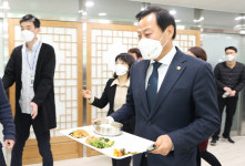 경기도의회, 구내식당 오픈…장현국 의장 “새로운 경기도의회의 시작은 밥심으로”
