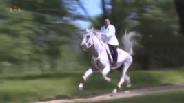 김정은, 살 쏙 빼더니…백마 타고 전력질주 영상 공개