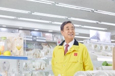 박정부 아성다이소 회장 경영서 물러나…신호섭 대표 체제로