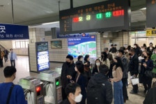 팀장님도 여기 계신다구요?…전장연 시위에 지옥된 출근길