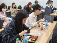 편의점 히트 상품요? 우리 입 통과해야 탄생합니다