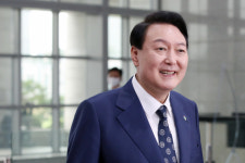 尹대통령, 40일만에 청사 1층 정상 출근…7월부터 주집무실 사용할 듯