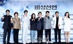 [SE★현장] 비상선언 송강호→김남길, 출구 없이 숨 막히는 상공으로 초대(종합)