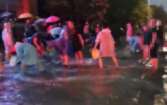 주차장 지켜라…빗물 퍼내고 모래탑 쌓은 청주 아파트 주민들