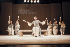 소리꾼 여섯 명의 하모니 뮤지컬처럼 즐기는 판소리