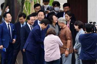 이재명, 文 전 대통령과 셀카 공개…“우리는 모두 친문”