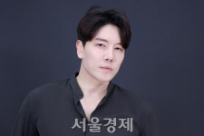 [인터뷰①] 디셈버 DK 피 토하며 노래 못해…가수 생명 끝난 줄 알았죠