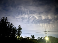 제주 밤하늘에 수십개 빛기둥…어선 불빛 구름에 반사된 것