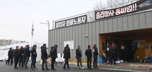 16일째 이어진 화물연대 총파업, 파업 중단 투표하는 화물연대 조합원들