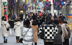 [단독] 발 디딜 틈 없던 '크리스마스 이브' 명동 노점 쉰다