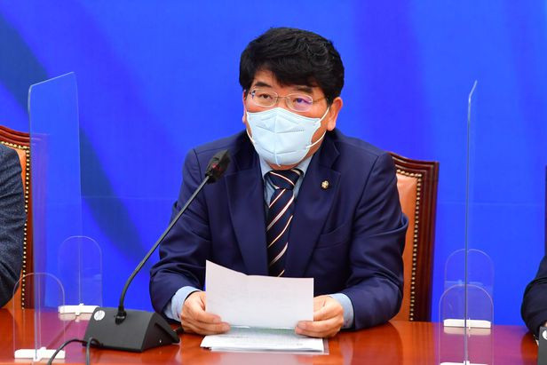 박완주 전 의원, 보좌관 성추행 혐의로 징역 1년 선고 및 구속 확정