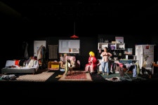 [리뷰-연극 ‘히어(Hir)’] 가족·성·사회 속 ‘정상성’, 블랙코미디로 조롱하다