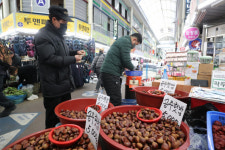주차장 만들어도 마트만 찾아…전통시장 살릴 묘책은
