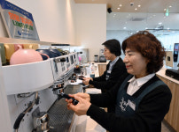 환갑 넘어 이룬 바리스타의 꿈…일해서 좋지만 월급도 올랐으면