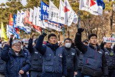 MZ노조 실리운동 관심 속…지진성금 모금 나선 양대노총
