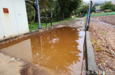 밭·도로 곳곳 새빨간 똥물…강원 시골마을 무슨 일이