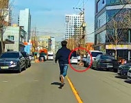 도둑 잡아라 주운 카드로 80만원 결제 10대, 해경에 붙잡혀