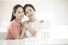 갑자기 찾아온 시어머니 양손에…며느리 울린 선물 뭐길래