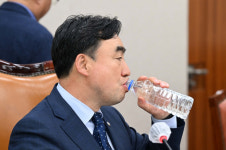 굳은 표정의 윤관석 위원장