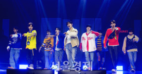 유나이트, 유니즈에게 달려가 [SE★포토]