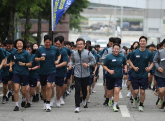 윤희근 경찰청장, 신임경찰 1011명과 함께 달리기