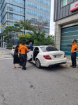 소방서 앞 불법주차된 고급승용차…소방관이 신고 막고 짐 실어줘 차주 누구이기에?