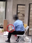 힘센 사람 놔두고 왜 경비아저씨한테…입주민 불평 잠재운 사진 한 장