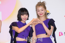 시크릿넘버 주·레아, 둘이 만들어 완벽한 하트 [SE★포토]