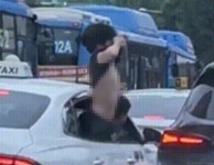 택시 창문으로 쑤욱 상의 벗고 주먹 휙휙…기사님은 무슨 죄?
