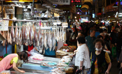 작은 명절 분위기에도…쇼핑 지갑은 열렸다