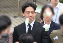 어이가 없네…만원짜리 돈다발 맞은 유아인, 무슨 사연?
