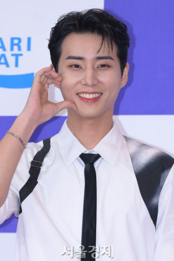 데이식스 영케이, 볼 하트고요? [SE포토]